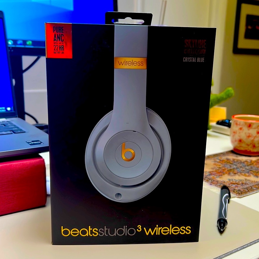 New never been used Beats Studio3 wireless (crystal blue)